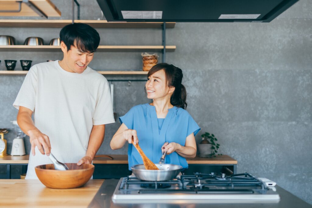 料理をする女性